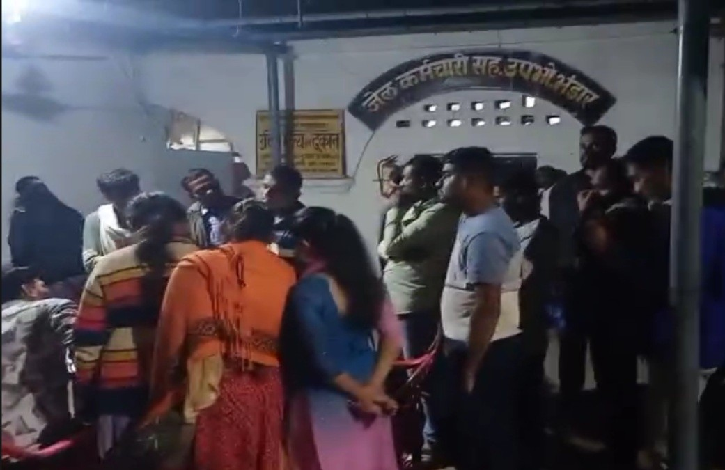 सहायक शिक्षक भर्ती को लेकर अंगारों पर चलकर प्रदर्शन, आंदोलनकारी अभ्यर्थियों को पकड़कर लाया गया सेंट्रल जेल