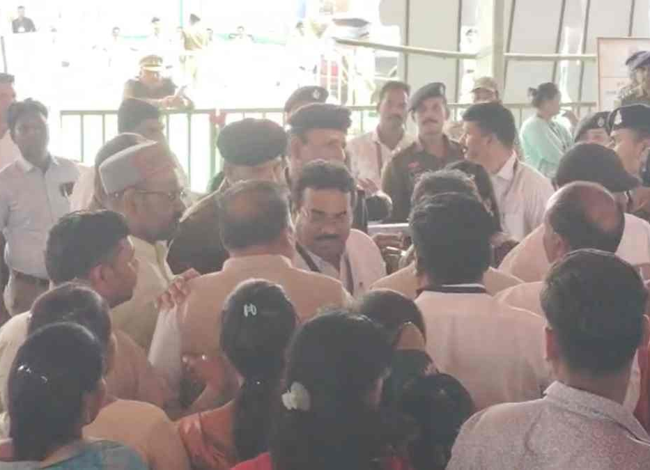 सीएम के कार्यक्रम में हंगामा : सुरक्षा कर्मियों से भिड़े भाजपा कार्यकर्ता, नेताओं के बीच-बचाव के बाद शांत हुआ मामला