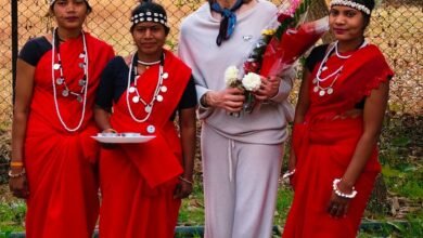 पर्यटन विशेषज्ञ किर्सी ने ग्रामीण महिलाओं संग किया महुआ संग्रहण, बस्तर की जैव विविधता और लोकसंस्कृति से हुए अभिभूत