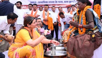 कबीरधाम: 165 आदिवासी परिवारों ने हिन्दू धर्म में वापसी ,विधायक भावना बोहरा ने पांव पखारकर किया स्वागत कबीरधाम: 165 आदिवासी परिवारों ने हिन्दू धर्म में वापसी ,विधायक भावना बोहरा ने पांव पखारकर किया स्वागत