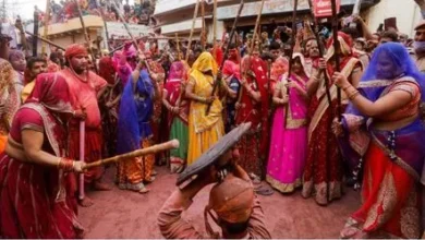 Barsana Lathmar Holi 2026 : जानें कब से शुरू हुई राधा-कृष्ण की प्रेम परंपरा का ये अनोखा उत्सव