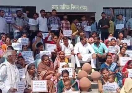 पानी संकट पर निगम दफ्तर में मटका फोड़ प्रदर्शन, उपायुक्त ने 15 दिन में समाधान का दिया आश्वासन