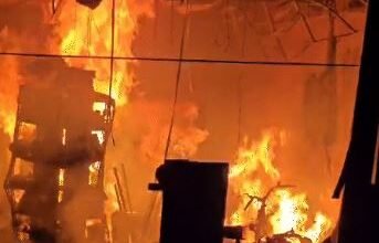 छत्तीसगढ़: पर्यटन स्थल में भीषण आग से मचा हड़कंप, कई दुकानें जलकर राख