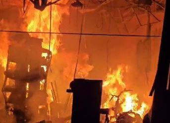 छत्तीसगढ़: पर्यटन स्थल में भीषण आग से मचा हड़कंप, कई दुकानें जलकर राख