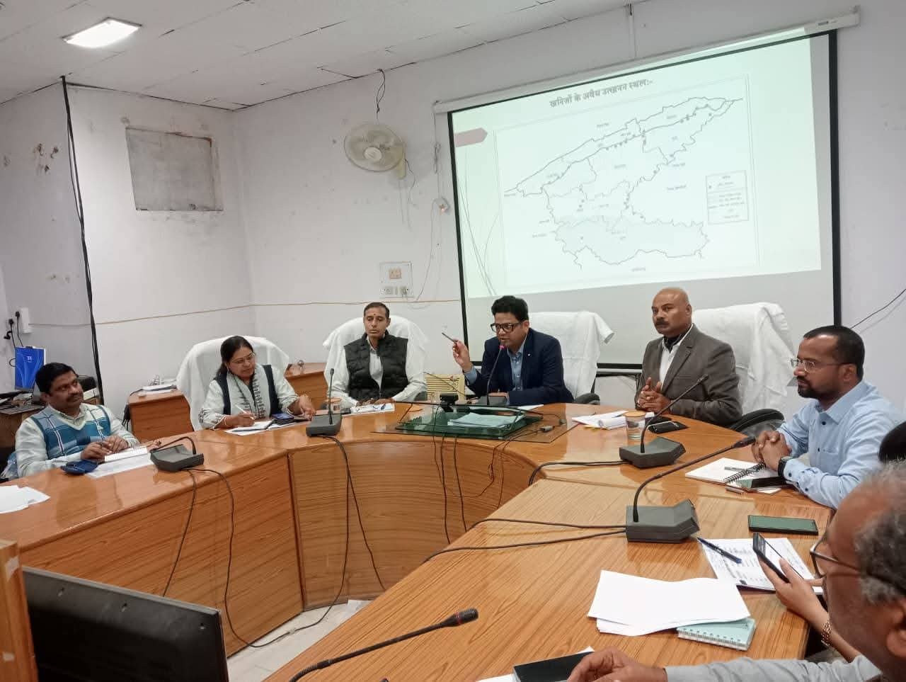 सीधी: खनिज के अवैध उत्खनन पर सख्ती, कलेक्टर ने दिए सात दिवसीय विशेष अभियान चलाने के निर्देश