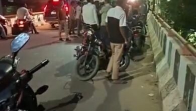 उत्तर प्रदेश: रेलवे ओवरब्रिज पर भीषण हादसा: बाइक की टक्कर से युवक 50 फ़ुट नीचे गिरा, हालत नाज़ुक