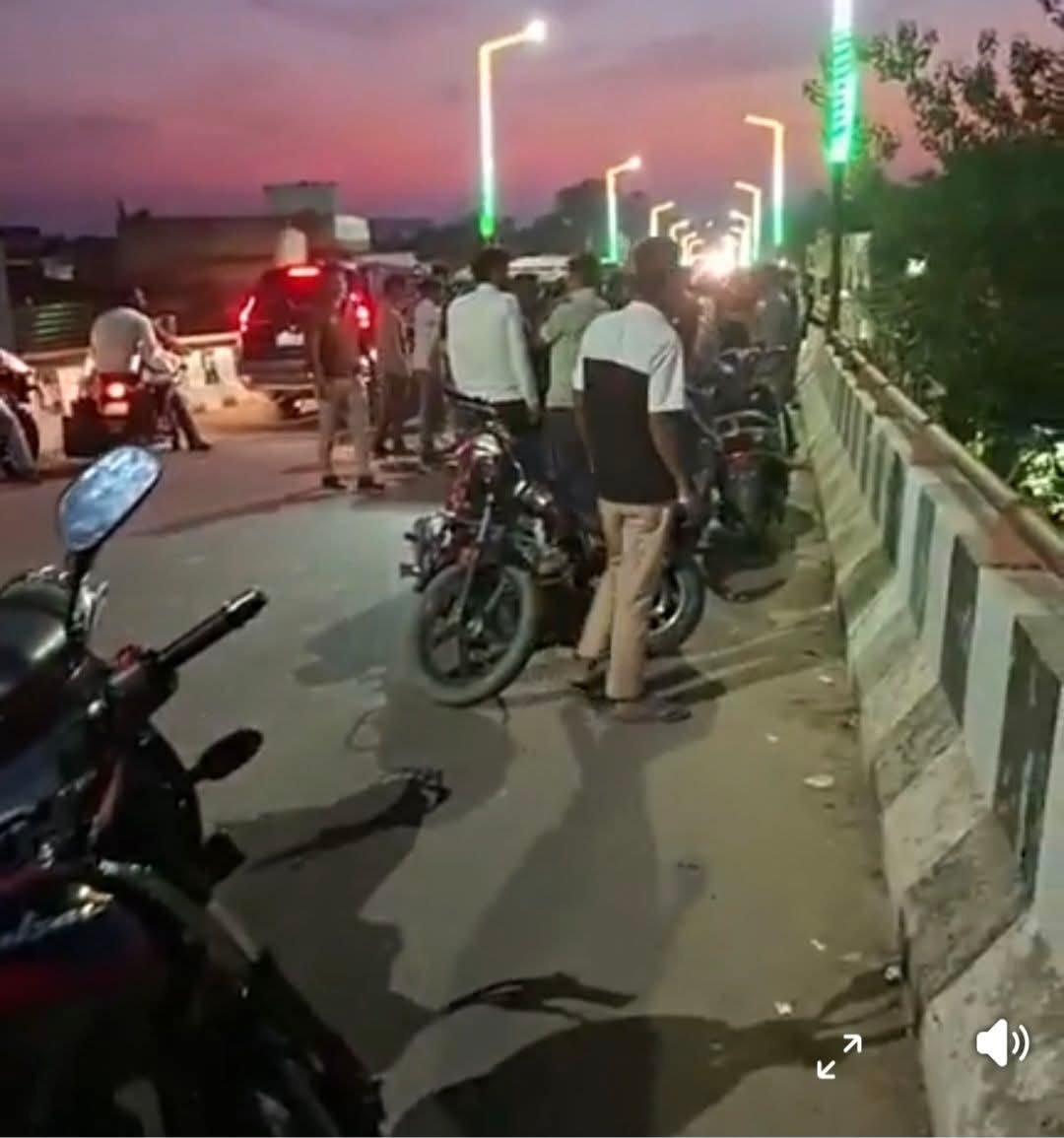 उत्तर प्रदेश: रेलवे ओवरब्रिज पर भीषण हादसा: बाइक की टक्कर से युवक 50 फ़ुट नीचे गिरा, हालत नाज़ुक