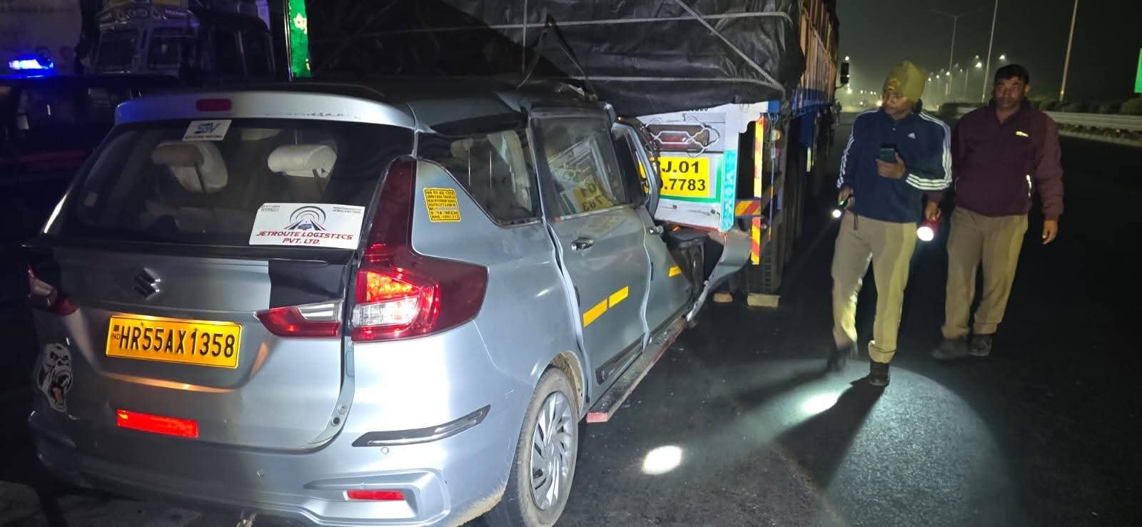 हाईवे पर दर्दनाक हादसा: तेज रफ्तार अनियंत्रित अर्टिगा ट्रक में घुसी, मामा-भांजे की मौत, पांच गंभीर हाईवे पर दर्दनाक हादसा: तेज रफ्तार अनियंत्रित अर्टिगा ट्रक में घुसी, मामा-भांजे की मौत, पांच गंभीर