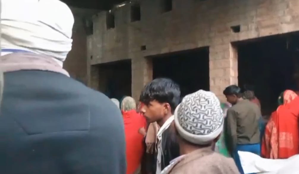 फतेहपुर में 19 साल की युवती की रहस्यमयी मौत, घर में फांसी पर लटका मिला शव फतेहपुर में 19 साल की युवती की रहस्यमयी मौत, घर में फांसी पर लटका मिला शव