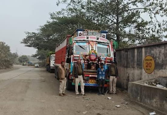 सीधी: खनिज माफिया पर बड़ी कार्रवाई, अवैध कोयला व रेत परिवहन में 3 वाहन जब्त सीधी: खनिज माफिया पर बड़ी कार्रवाई, अवैध कोयला व रेत परिवहन में 3 वाहन जब्त