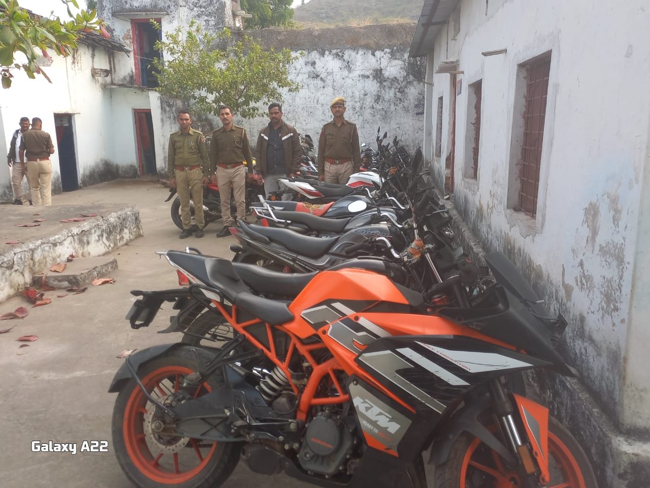 डूंगरपुर में पुलिस का ‘एक्शन संस्कार’, सड़कों पर स्टंटबाजी पड़ी भारी; 25 पावर बाइक जब्त डूंगरपुर में पुलिस का ‘एक्शन संस्कार’, सड़कों पर स्टंटबाजी पड़ी भारी; 25 पावर बाइक जब्त