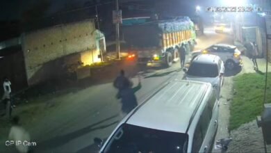 मौत बनकर आया ट्रक! पीछे से मारी टक्कर, कार को दूर तक घसीटता ले गया