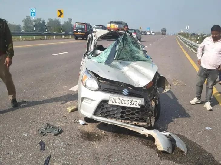 सुल्तानपुर जिले में पूर्वांचल एक्सप्रेस-वे पर अल्टो कार पलटी, गाजियाबाद के 2 SI समेत 4 घायल