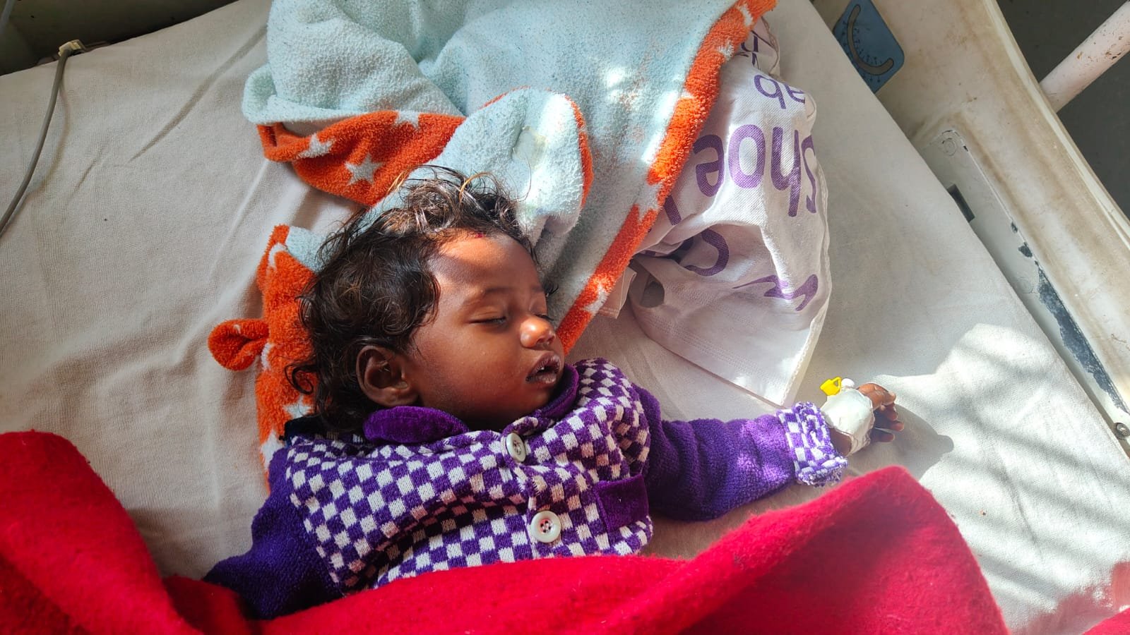 औरंगाबाद: ट्रेन से गिरकर घायल महिला की सदर अस्पताल में मौत, मासूम बच्ची का उपचार जारी औरंगाबाद: ट्रेन से गिरकर घायल महिला की सदर अस्पताल में मौत, मासूम बच्ची का उपचार जारी