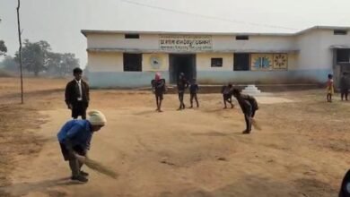 शिक्षा या शोषण? बच्चों के हाथों में झाड़ू, बीईओ की कुर्सी पर राजनीतिक कवच, सरकार की चुप्पी पर उठे सवाल