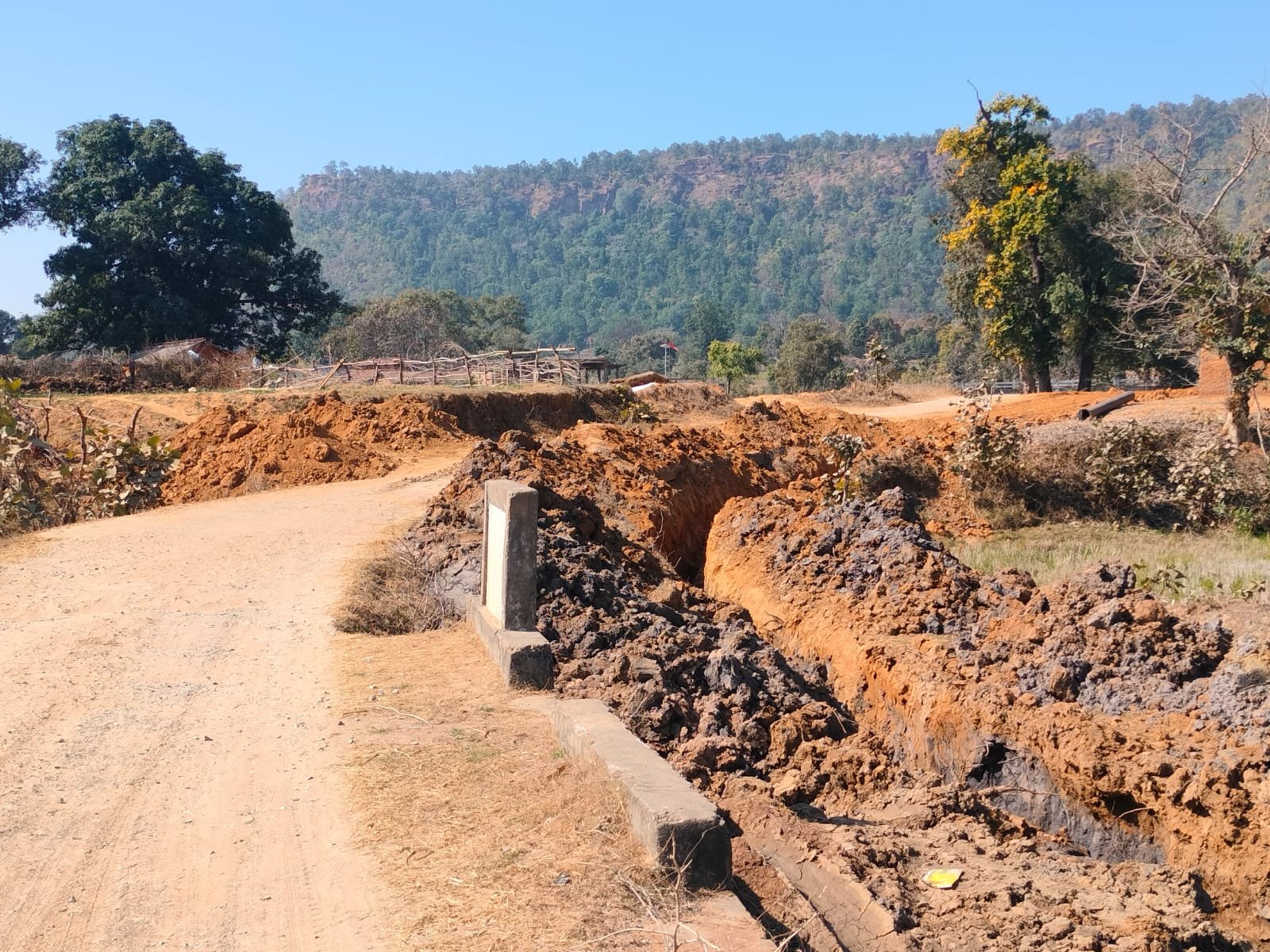 सीधी: नल-जल योजना बनी ग्रामीणों के लिए खतरा, पंचायत की सड़कें तहस-नहस; बढ़ा हादसों का जोखिम
