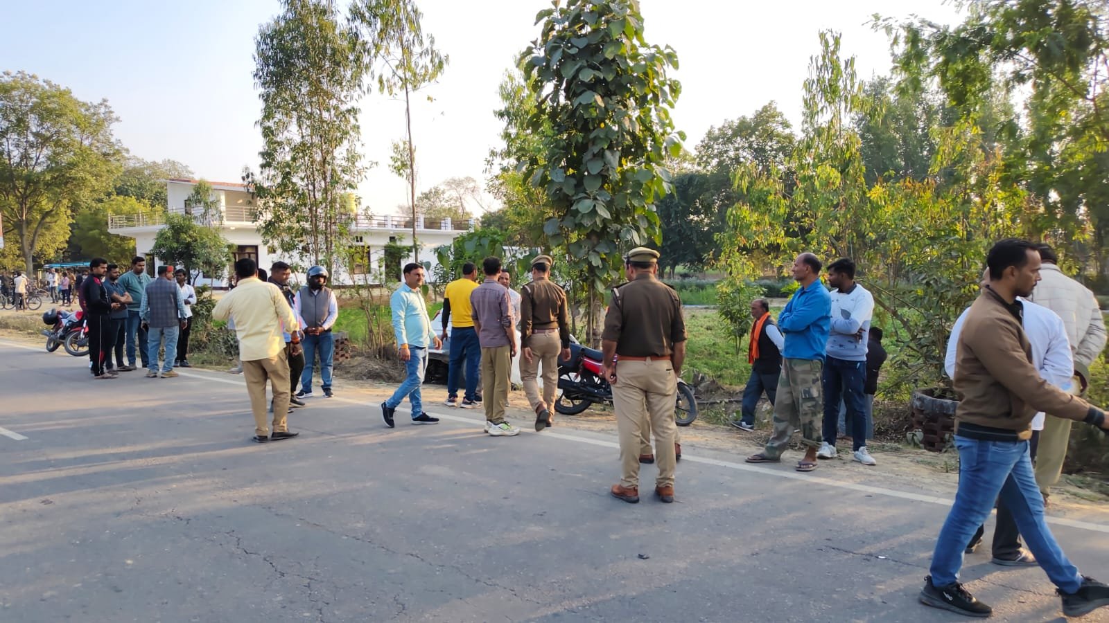 अमेठी में दर्दनाक हादसा: पैदल जा रही महिला की तेज रफ्तार कार से मौत अमेठी में दर्दनाक हादसा: पैदल जा रही महिला की तेज रफ्तार कार से मौत