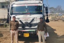 सागवाड़ा पुलिस ने नाकाबंदी के दौरान की बड़ी कार्रवाई: अवैध बजरी से भरे दो ट्रोले जब्त, चालक हिरासत में