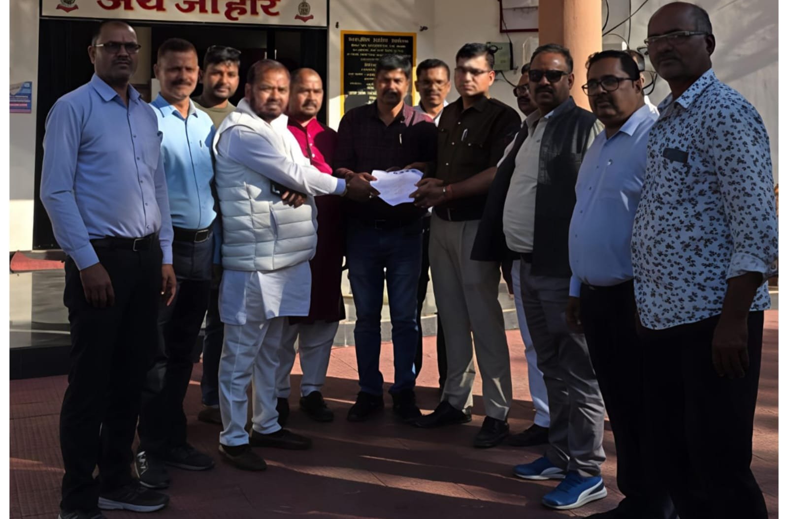 सूरजपुर कोयला कांड: कर्मचारियों पर कार्रवाई, अफसरों पर क्यों खामोशी? सूरजपुर कोयला कांड: कर्मचारियों पर कार्रवाई, अफसरों पर क्यों खामोशी?