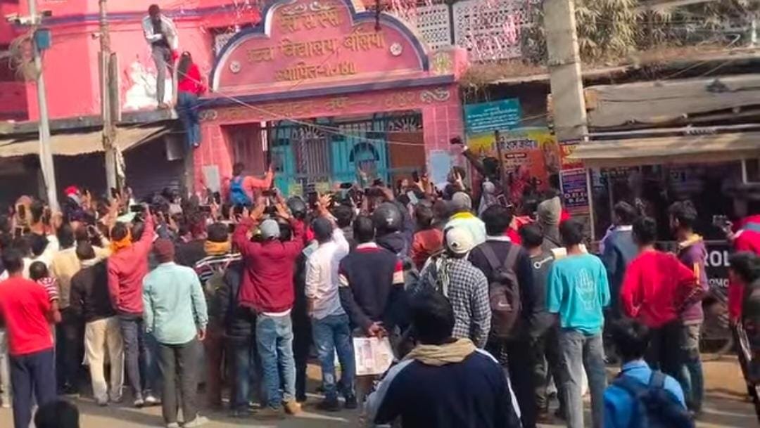 बिहार: मैट्रिक परीक्षा में ​20 फिट ऊंची चार दीवारी फांदी छात्रा, विडियो वायरल, FIR हुआ दर्ज