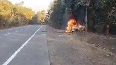 कोरबा :चलती कार बनी आग का गोला, कूदकर बचाई जान, पेड़ से टकराकर थमी गाड़ी
