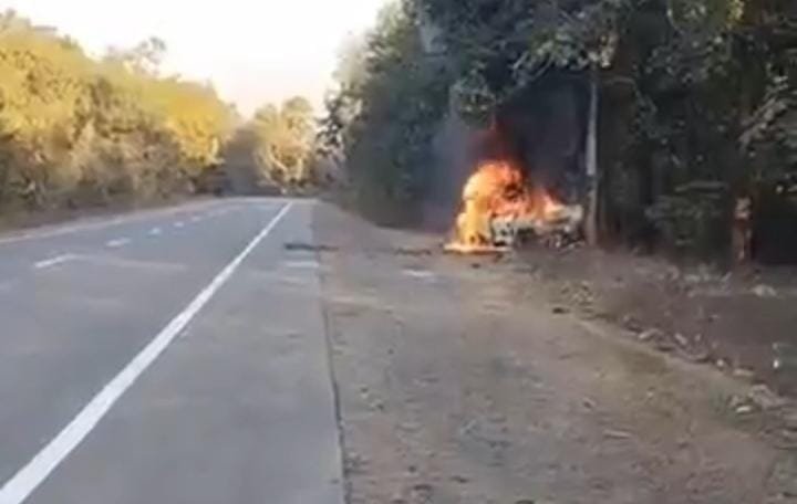 कोरबा :चलती कार बनी आग का गोला, कूदकर बचाई जान, पेड़ से टकराकर थमी गाड़ी