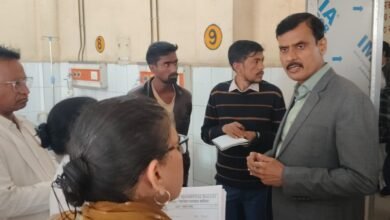 डीएम का ‘एक्शन अवतार’: जिला अस्पताल में बाहर की दवा लिखने पर डॉक्टर को नोटिस, मरीज के 545 रुपये भी कराए वापस