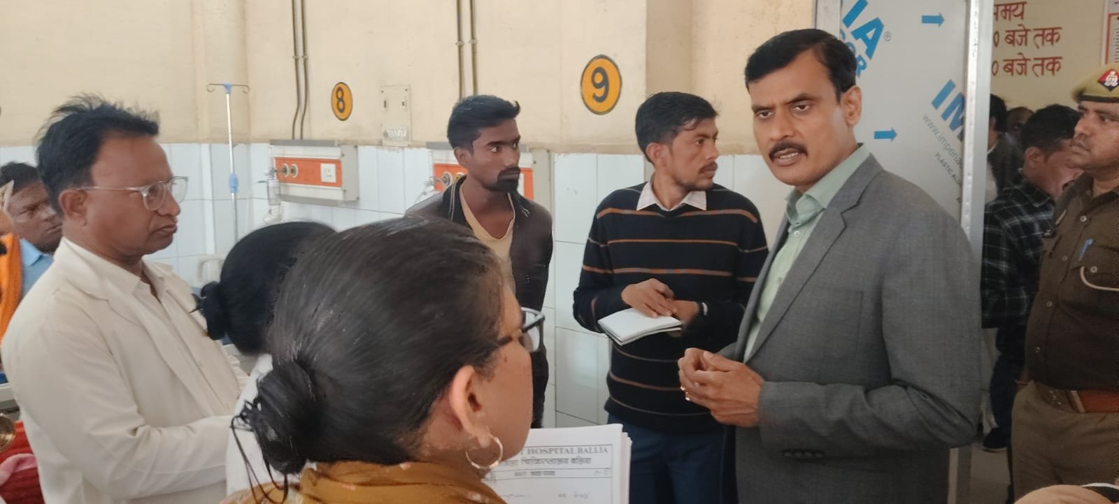 डीएम का ‘एक्शन अवतार’: जिला अस्पताल में बाहर की दवा लिखने पर डॉक्टर को नोटिस, मरीज के 545 रुपये भी कराए वापस