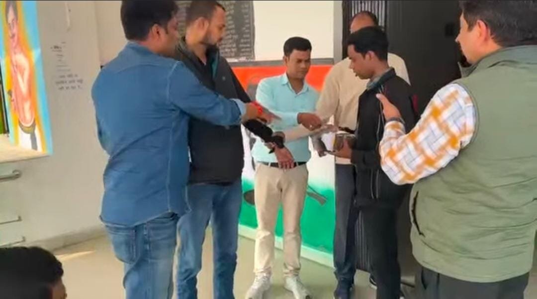 बिहार में फिर से निगरानी विभाग की बड़ी कार्रवाई, नगर परिषद के जेई रिश्वत लेते रंगे हाथों गिरफ्तार बिहार में फिर से निगरानी विभाग की बड़ी कार्रवाई, नगर परिषद के जेई रिश्वत लेते रंगे हाथों गिरफ्तार