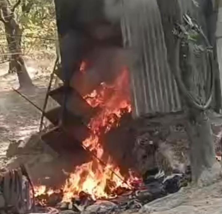 छत्तीसगढ़: दुबे बेल्ट एंड गारमेंट्स दुकान में लगी आग, दमकल के आने से पहले सामान हुआ जलकर स्वाहा… छत्तीसगढ़: दुबे बेल्ट एंड गारमेंट्स दुकान में लगी आग, दमकल के आने से पहले सामान हुआ जलकर स्वाहा…