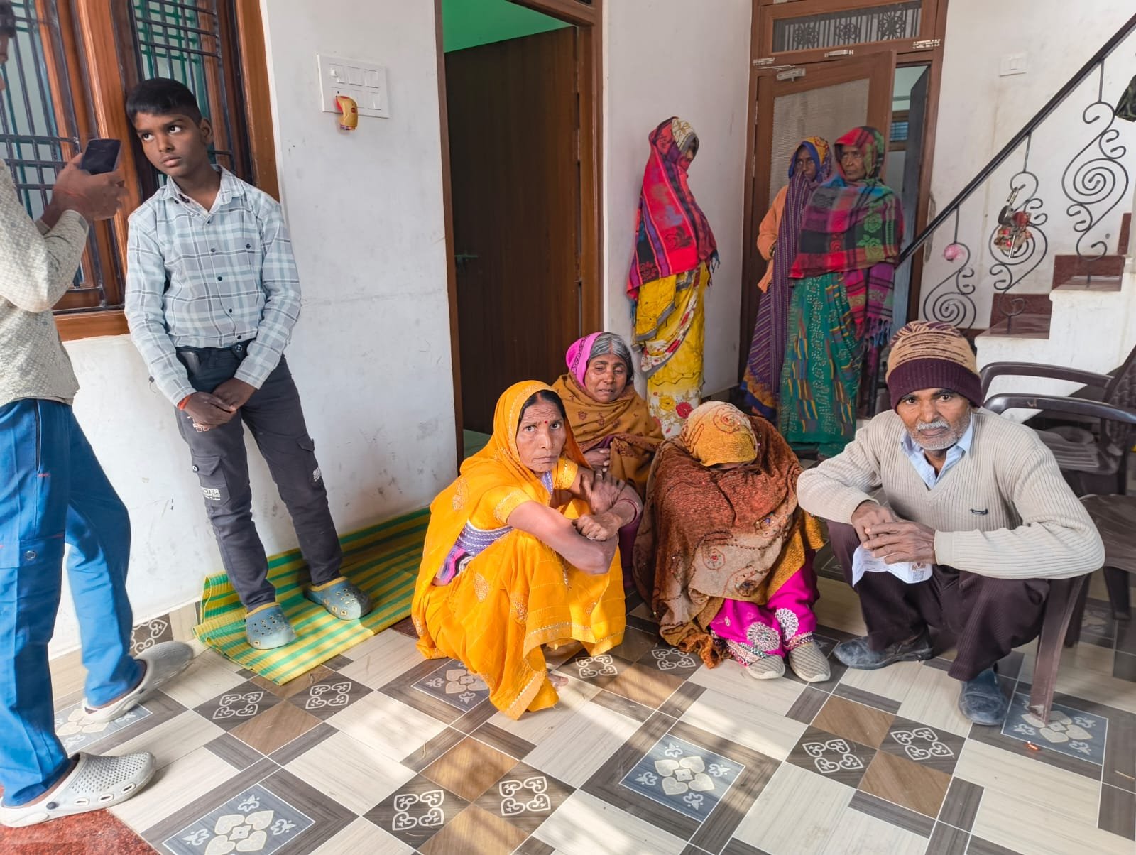 यूपी में सहायक अध्यापक ने की आत्महत्या, सुसाइड नोट में ड्यूटी के तनाव का जिक्र; जांच में जुटी पुलिस यूपी में सहायक अध्यापक ने की आत्महत्या, सुसाइड नोट में ड्यूटी के तनाव का जिक्र; जांच में जुटी पुलिस