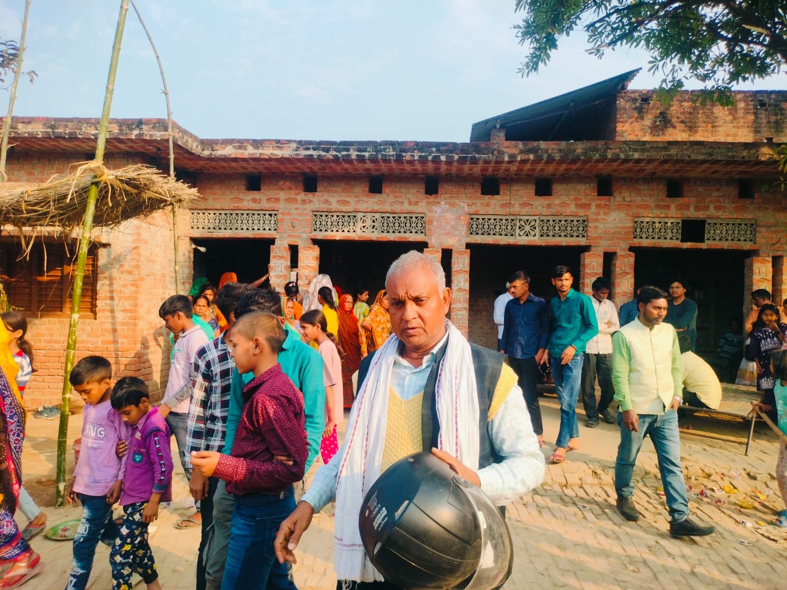 उत्तर प्रदेश: दूल्हा पानी पड़ते ही कांपने लगा, शादी टूटी: सुल्तानपुर में दुल्हन के पिता बोले- सहारा देकर मंडप तक लाए थे… उत्तर प्रदेश: दूल्हा पानी पड़ते ही कांपने लगा, शादी टूटी: सुल्तानपुर में दुल्हन के पिता बोले- सहारा देकर मंडप तक लाए थे…