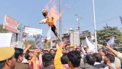 उत्तर प्रदेश: पुलिस के सामने राहुल गांधी का फूंका पुतला, भाजयुमो का कलेक्ट्रेट पर प्रदर्शन, AI समिट पर जताया विरोध