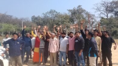 अमेठी: रेभा गांव में अंडरपास बनाने की मांग, सैकड़ों की संख्या में ग्रामीणों ने किया प्रदर्शन, नारेबाजी