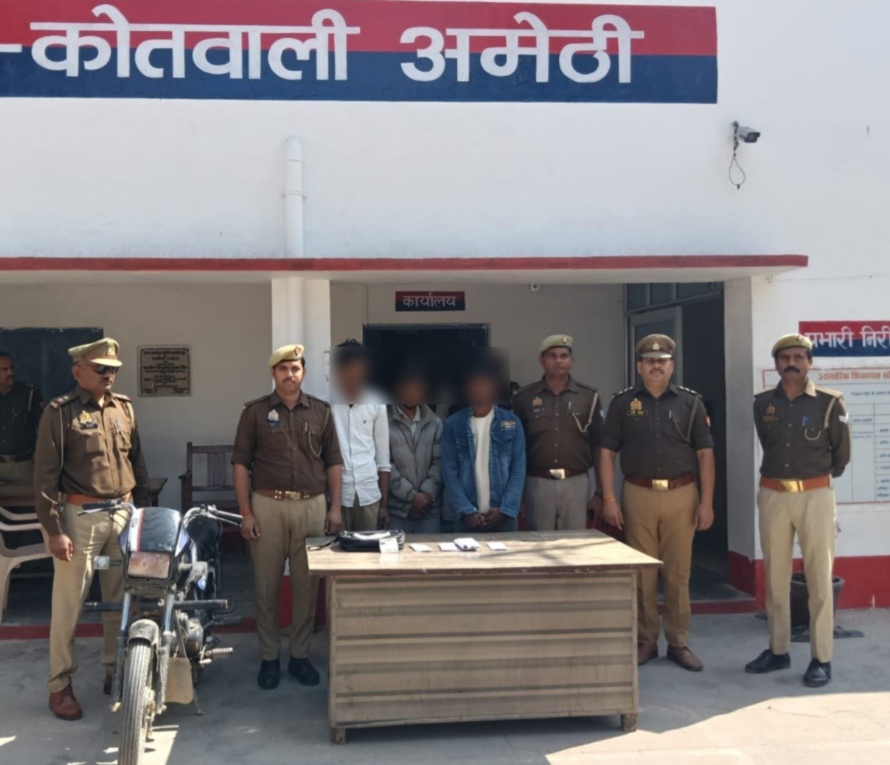 अमेठी : शादी में फिल्मी अंदाज में लूट, दूल्हे के पिता का नकदी भरा बैग छीनकर फरार अमेठी : शादी में फिल्मी अंदाज में लूट, दूल्हे के पिता का नकदी भरा बैग छीनकर फरार