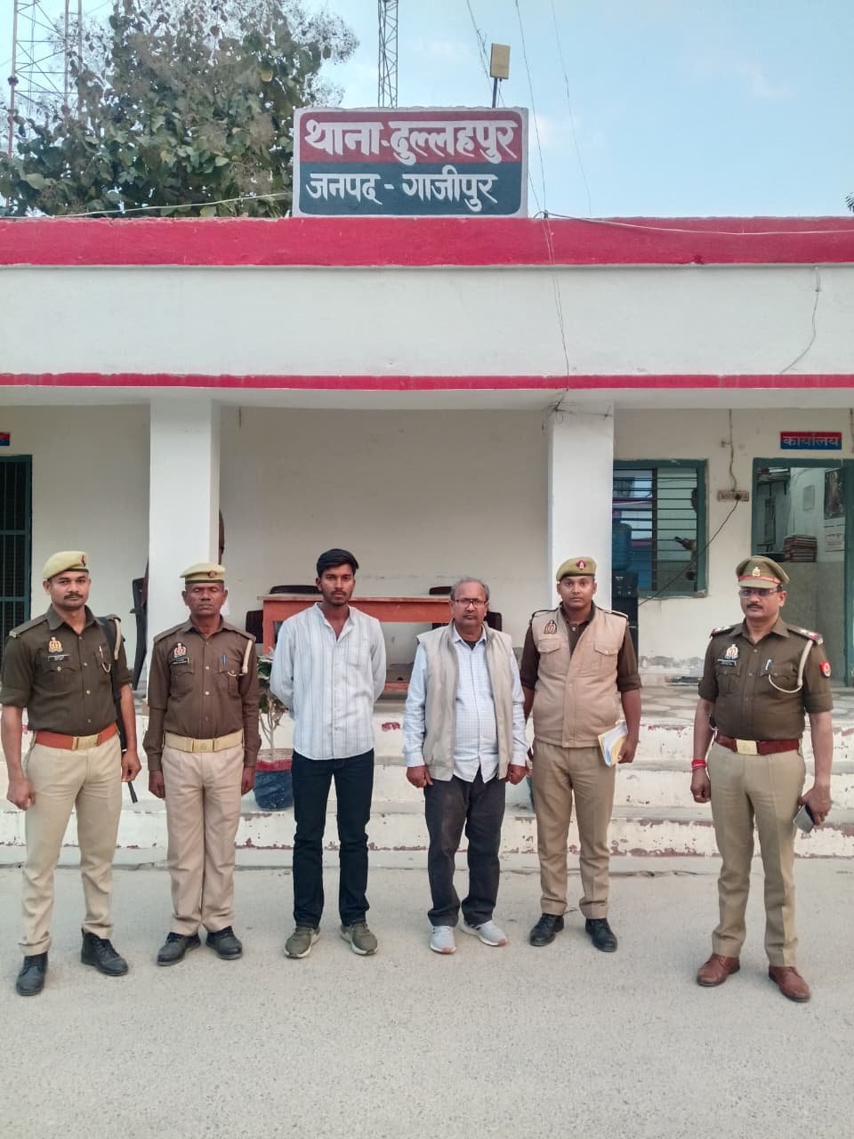 एसटीएफ ने दूसरे के स्थान पर परीक्षा देते हुए युवक के साथ प्रिंसिपल को किया गिरफ्तार