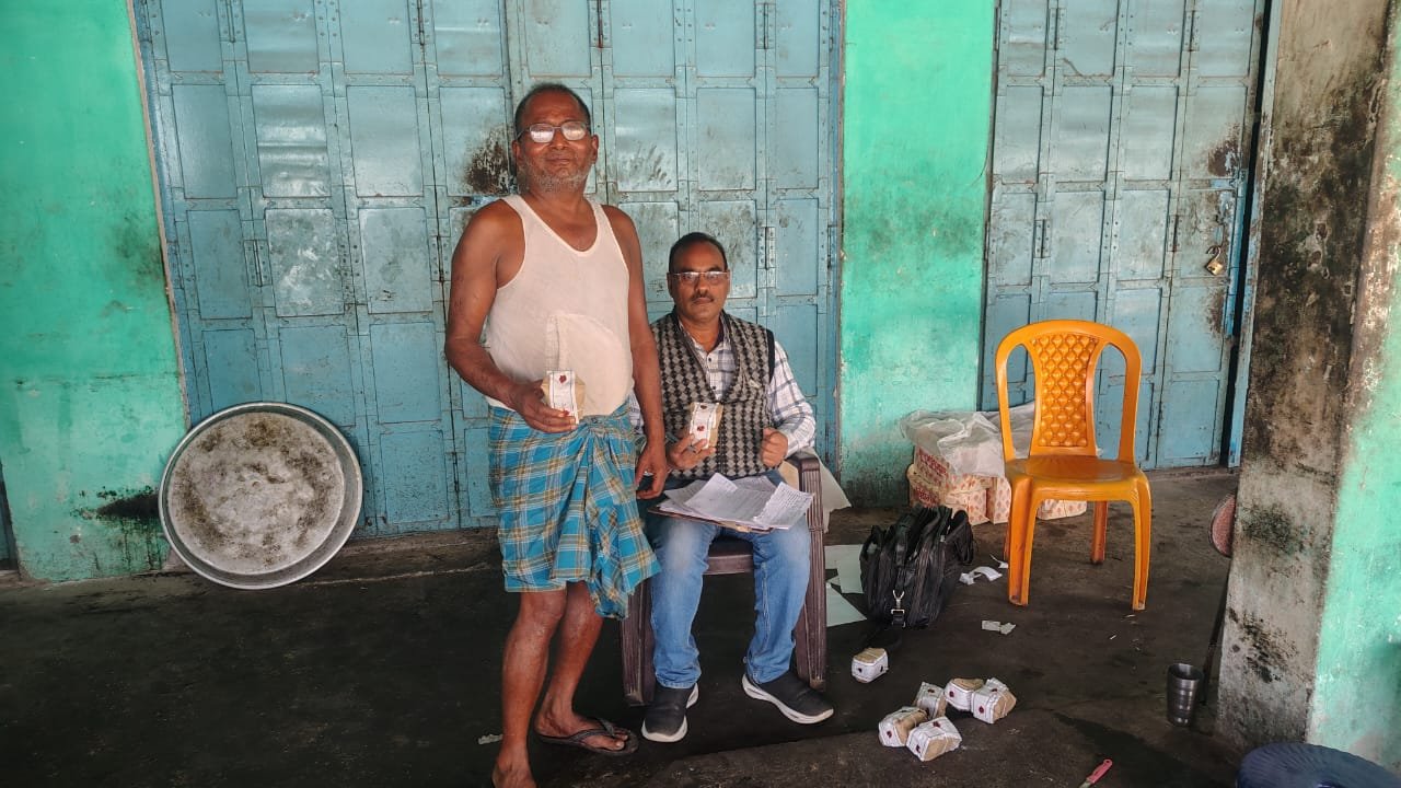 उत्तर प्रदेश: सावधान बलिया! रंगीन मिठाइयों में घुला है ‘ज़हर’, खाद्य विभाग की छापेमारी में भारी खेप बरामद उत्तर प्रदेश: सावधान बलिया! रंगीन मिठाइयों में घुला है ‘ज़हर’, खाद्य विभाग की छापेमारी में भारी खेप बरामद