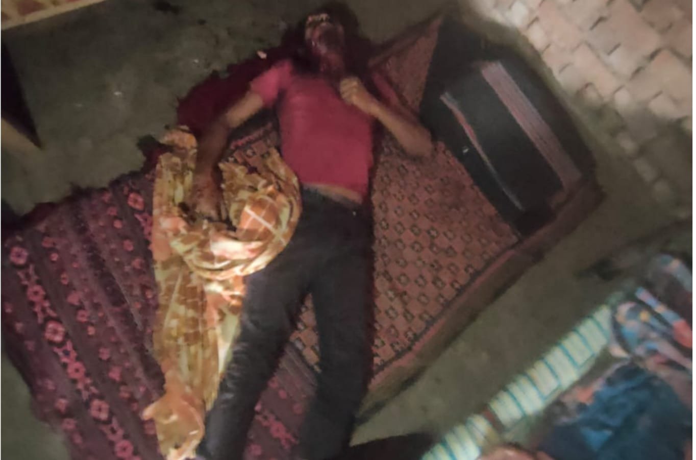 तिहरा हत्याकांड से दहला छत्तीसगढ़: पड़ोसी ने सोते हुए परिवार पर कुल्हाड़ी से किया हमला, 3 की मौत; दो की हालत नाजुक तिहरा हत्याकांड से दहला छत्तीसगढ़: पड़ोसी ने सोते हुए परिवार पर कुल्हाड़ी से किया हमला, 3 की मौत; दो की हालत नाजुक