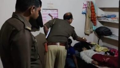 उत्तर प्रदेश: सुल्तानपुर में विवाहिता का शव फंदे से लटका मिला, पिता ने पति और ससुरालियों पर लगाया हत्या का आरोप उत्तर प्रदेश: सुल्तानपुर में विवाहिता का शव फंदे से लटका मिला, पिता ने पति और ससुरालियों पर लगाया हत्या का आरोप