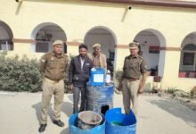 उत्तर प्रदेश: पुलिस ने जंगल में चल रही कच्ची शराब की भट्टी पकड़ी, एक गिरफ्तार