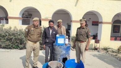 उत्तर प्रदेश: पुलिस ने जंगल में चल रही कच्ची शराब की भट्टी पकड़ी, एक गिरफ्तार