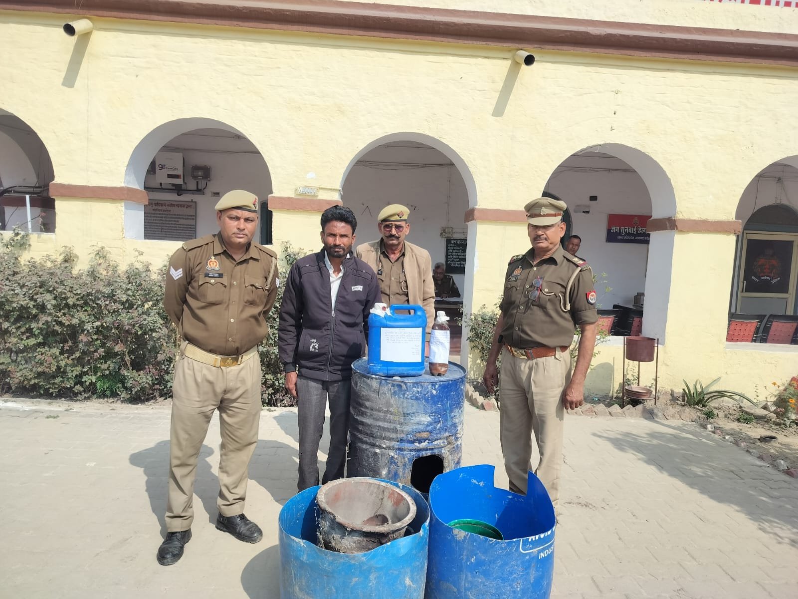 उत्तर प्रदेश: पुलिस ने जंगल में चल रही कच्ची शराब की भट्टी पकड़ी, एक गिरफ्तार