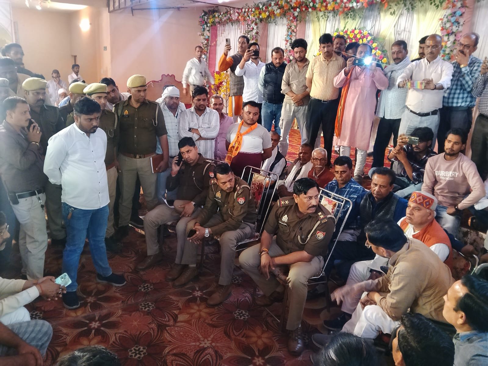इटावा में जानलेवा हमले के आरोपियों की गिरफ्तारी न होने पर बढ़ा जनाक्रोश, थाने पर धरने की चेतावनी