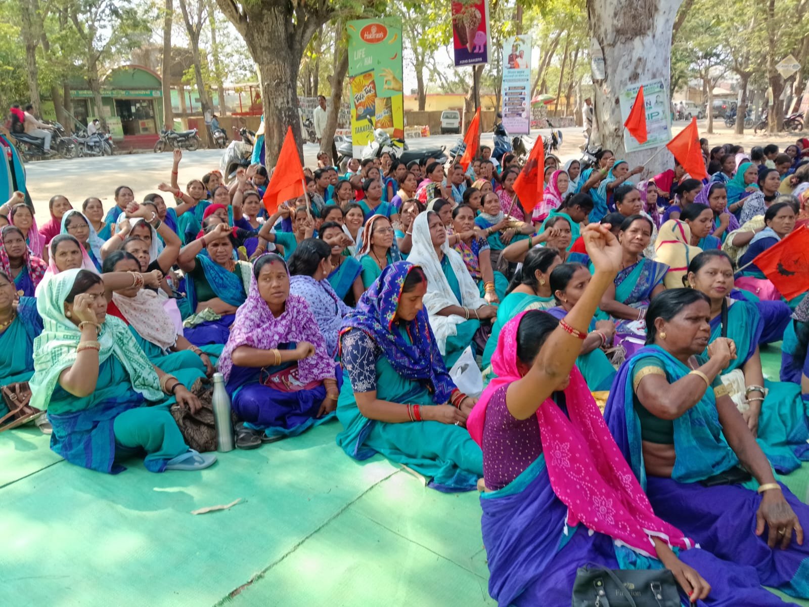 आज भी जारी है आंगनबाड़ी कार्यकर्ताओं की नाराजगी, कटघोरा समेत अलग-अलग ब्लॉक से शामिल हुए 3000 वर्कर्स आज भी जारी है आंगनबाड़ी कार्यकर्ताओं की नाराजगी, कटघोरा समेत अलग-अलग ब्लॉक से शामिल हुए 3000 वर्कर्स