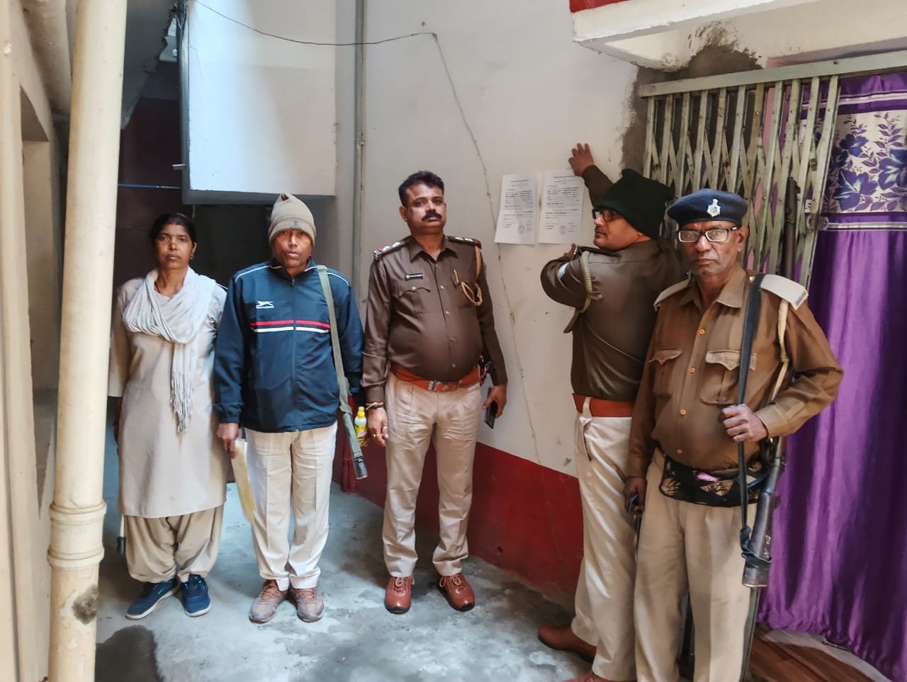 औरंगाबाद: शातिर बदमाश के घर पर पुलिस ने चिपकाया इश्तेहार, नाम बदल कर चोरी की घटनाओं को देता था अंजाम 