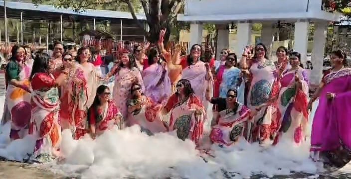कोरबा: गेवरा महिला समिति का होली मिलन, रंग-गुलाल और फाग गीतों से थिरके; छत्तीसगढ़ी व्यंजनों का लगाया स्टॉल कोरबा: गेवरा महिला समिति का होली मिलन, रंग-गुलाल और फाग गीतों से थिरके; छत्तीसगढ़ी व्यंजनों का लगाया स्टॉल