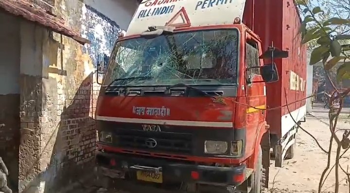 हाथरस: हसायन में ग्रामीणों व गौ सेवकों की सजगता से गौशाला से गौवंश चोरी होने से बचे, बदमाश ट्रक छोड़कर भागे हाथरस: हसायन में ग्रामीणों व गौ सेवकों की सजगता से गौशाला से गौवंश चोरी होने से बचे, बदमाश ट्रक छोड़कर भागे