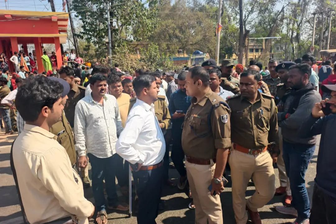 बिहार: तेज रफ्तार ट्रक की टक्कर से बाइक सवार युवक की मौत, मचा कोहराम