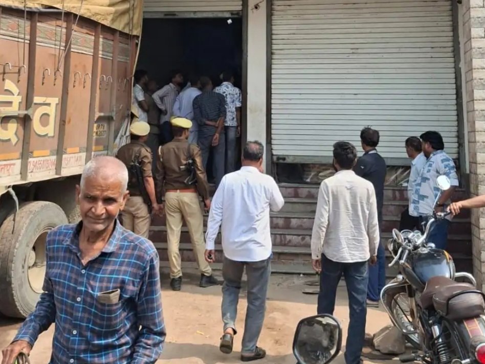 ​बांसी: वीआईपी क्षेत्र में चोरों का तांडव, एसडीएम-सीओ आवास के सामने दुकान से लाखों की चोरी