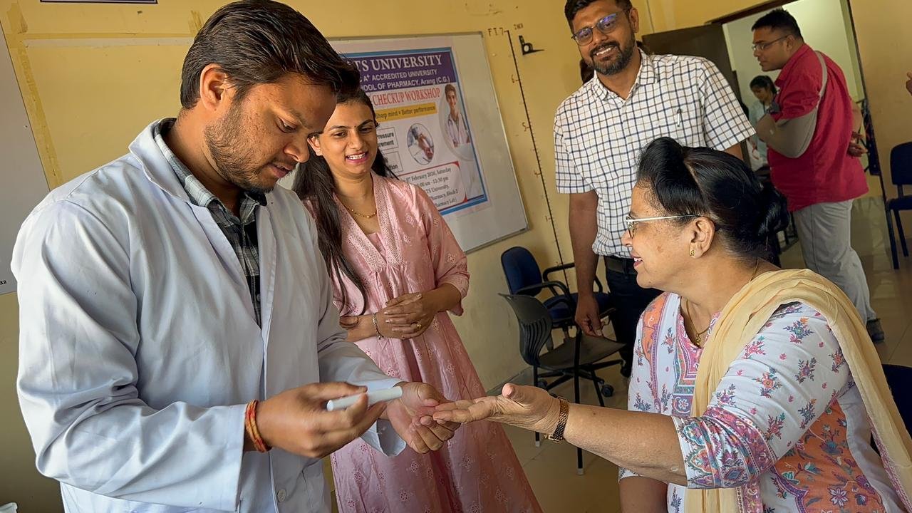 मैट्स स्कूल ऑफ़ फार्मेसी में चिकित्सा शिविर का आयोजन